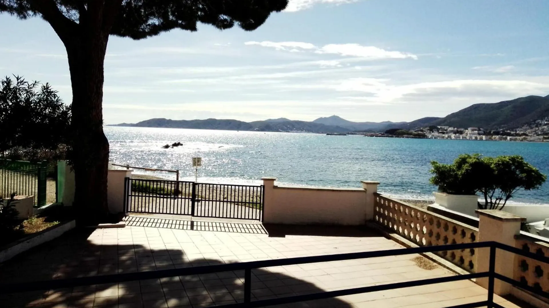 Cap Ras 1 - Apartamento En Primera Linea De Mar, Frente A Una Cala De Llanca. - Es-228-177