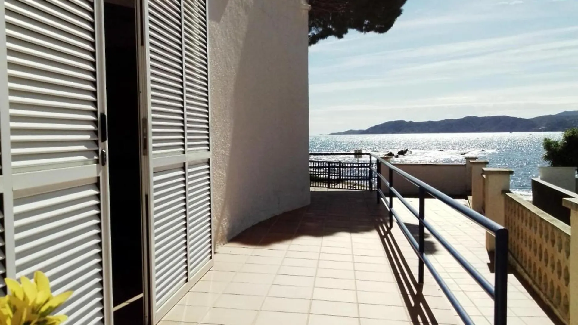 Cap Ras 1 - Apartamento En Primera Linea De Mar, Frente A Una Cala De Llanca. - Es-228-177 Apartment Llanca